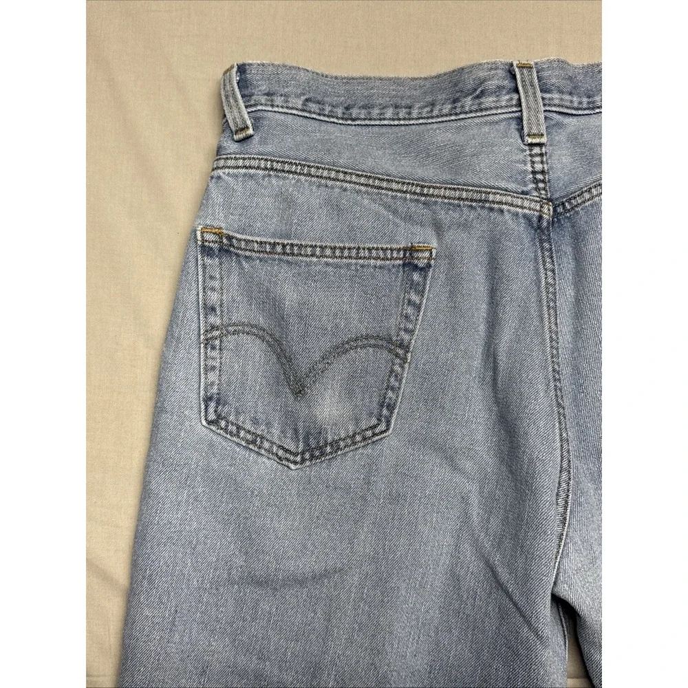 Vintage Y2K Levi's 550 Relaxed Fit Light Wash 36x32 Denim Jeans